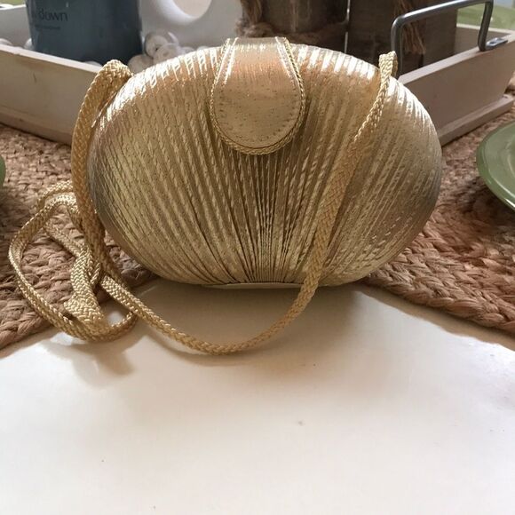 CARLO FELLINI GOLD METALLIC CLAM VINTAGE FORMAL PURSE LIKE NEW WEDDING PROM - Picture 2 of 6